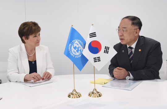 G20 재무장관.중앙은행총재회의 참석차 이탈리아 베니스를 방문중인 홍남기 부총리 겸 기획재정부 장관이 7월 10일(현지시간) 아르세날레 회의장에서 크리스탈리나 게오르기에바 IMF 총재와 면담에 앞서 인사를 나누고 있다.<기획재정부 제공>